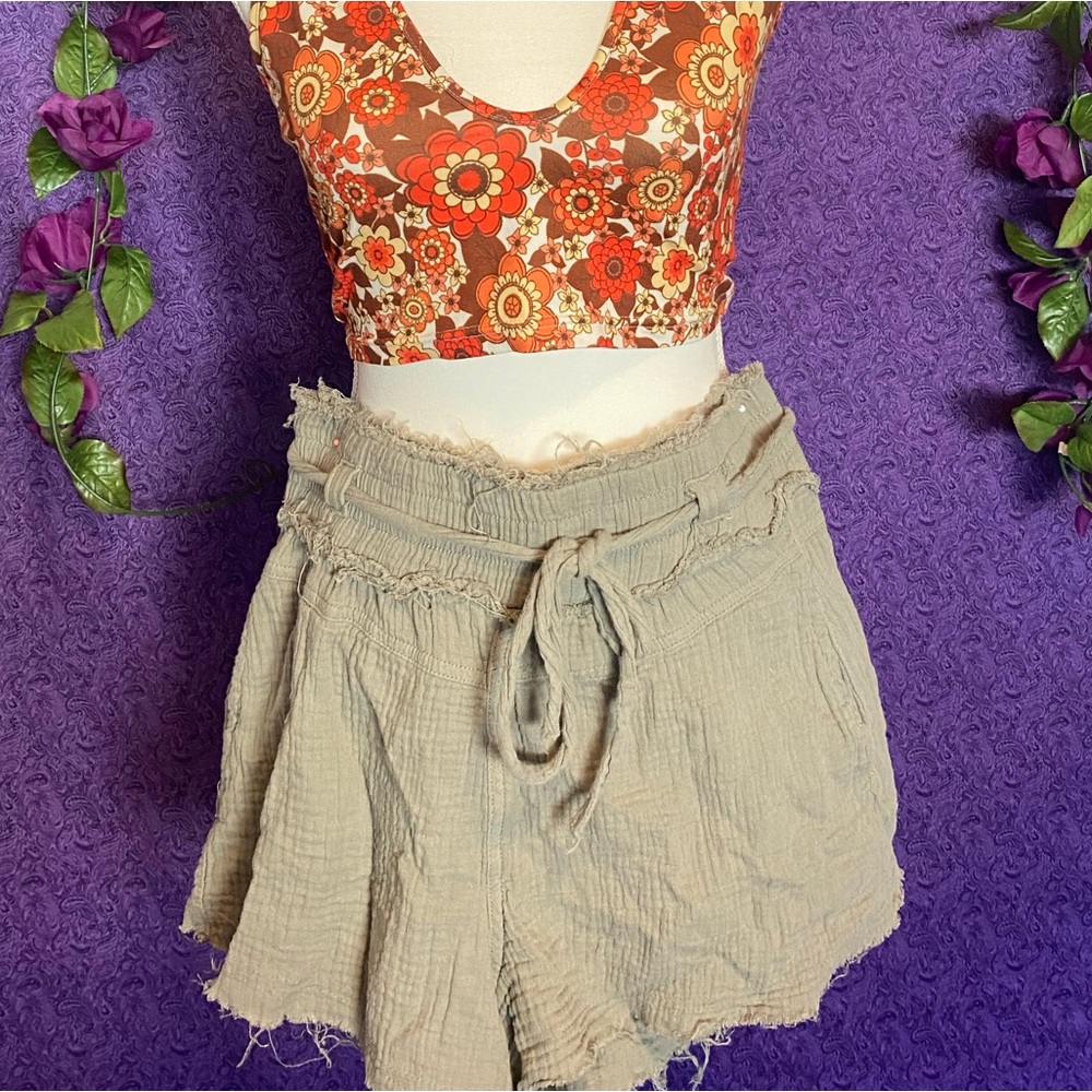 Army green, flowy shorts! 💚